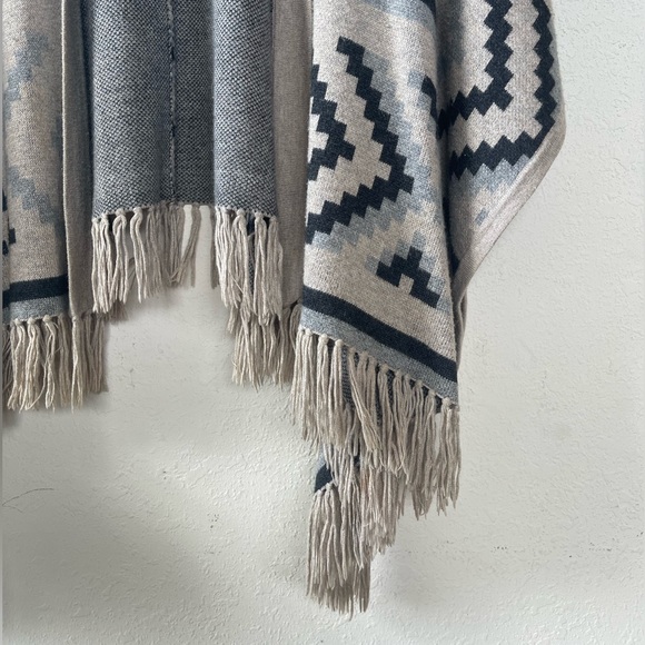 Left on Houston Tribal Motif Knit Poncho with Fringe - Picture 5 of 5